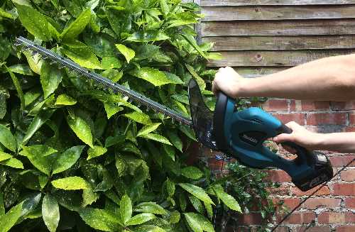 black and decker 18 volt hedge trimmer